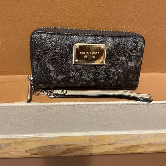 Michael Kors Handbags - MK wristlet